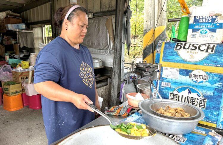 黃女士即便面對高度油鍋的溫度，每一項工作都還是按部就班地完成