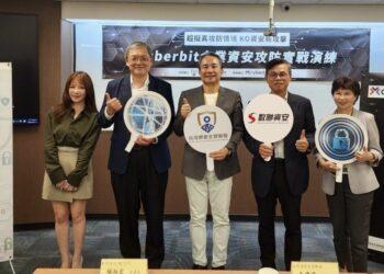 台灣資安主管聯盟與數聯資安及Cyberbit攜手舉辦企業資安實戰演練(左起數聯資安黃雅婷業務協理、台灣CISO聯盟副會長 朱建國、台灣CISO聯盟會長 金慶柏、數聯資安總經理 李明憲、數聯資安營運長 楊淑宏)