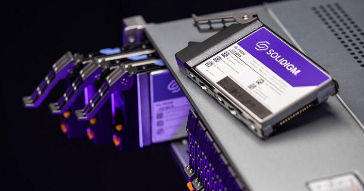 【新聞圖片】Solidigm AI 中央實驗室配置 192 顆 Solidigm D5-P5336 SSD，每顆容量高達 122TB，整體僅使用 16U 機架空間就可容納高達 23.6PB 的儲存容量
