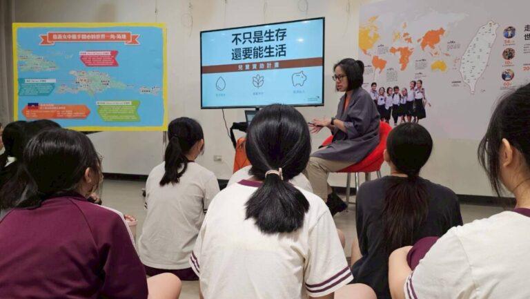 嘉義女中辦理「海地分享與1000女孩行動」講座,邀請陳佳霖資深專員分享台灣在海地的工作與女孩所面臨的困境。 (1)