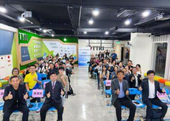 AI試產線交流分享會 (前排左起)紡織所協理 黃博雄、紡織所所長李貴琪、中企署署長 李冠志、中企署組長張雲評