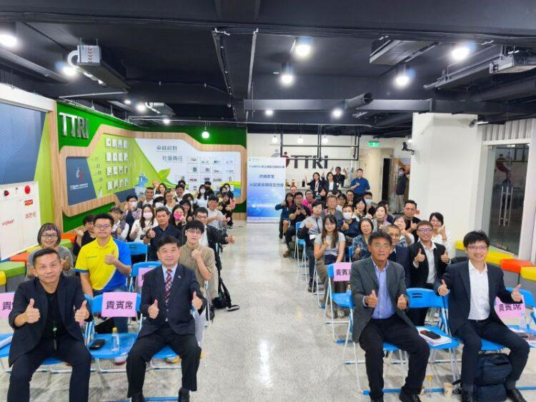 AI試產線交流分享會 (前排左起)紡織所協理 黃博雄、紡織所所長李貴琪、中企署署長 李冠志、中企署組長張雲評