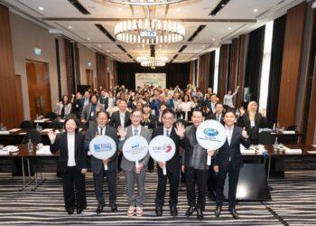 (前排左起) 曼谷台灣貿易中心主任梁芷菊、泰國紡織研究院董事長Pramode Vidtayasuk、經濟部技術司簡任技正戴建丞、紡織所協理周國村、泰國紡織研究院所長Chanchai Sirikasemlert、泰國ATDP 主席 Chaiwat Chapipanithiphan在2025 APEC智慧紡織科技應用國際研討會會場與與會代表合影