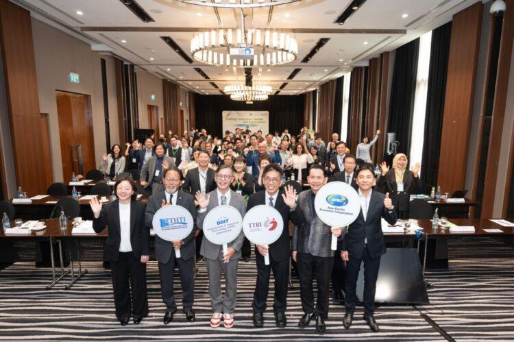 (前排左起) 曼谷台灣貿易中心主任梁芷菊、泰國紡織研究院董事長Pramode Vidtayasuk、經濟部技術司簡任技正戴建丞、紡織所協理周國村、泰國紡織研究院所長Chanchai Sirikasemlert、泰國ATDP 主席 Chaiwat Chapipanithiphan在2025 APEC智慧紡織科技應用國際研討會會場與與會代表合影