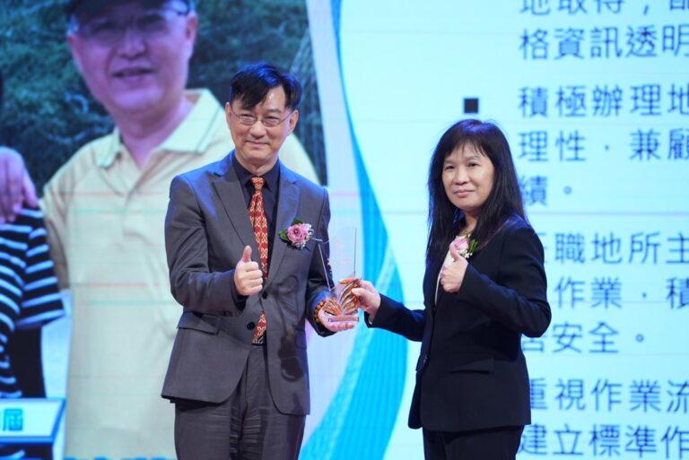 第30屆地政貢獻獎-黃主任美娟