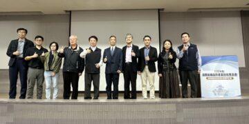 「高階紡織品跨產業技術發表會」圓滿成功  (左五起)紡織所協理 陳宏恩、鞋技中心總經理 劉虣虣、塑膠中心副總經 薛光瑩、印研中心協理 闕家彬、紡拓會處長 郭韻琴、紡織所檢驗部主任 高瑞宏與廠商代表合影