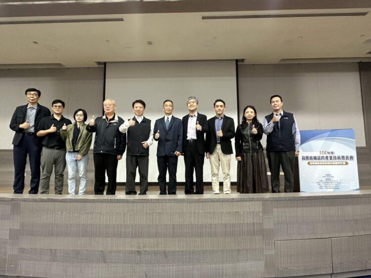 「高階紡織品跨產業技術發表會」圓滿成功  (左五起)紡織所協理 陳宏恩、鞋技中心總經理 劉虣虣、塑膠中心副總經 薛光瑩、印研中心協理 闕家彬、紡拓會處長 郭韻琴、紡織所檢驗部主任 高瑞宏與廠商代表合影