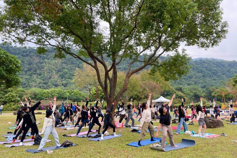 圖說：上百位熱情民眾在清晨中齊聚，如茵草原充滿自然氣息，透過專業引導完成每一個伸展體式，重新開啟自我身心對話。（資料來源：旺萊山）