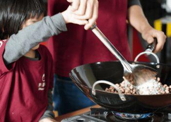 遊客體驗紅烏龍炒花生。(圖/碧蘿園茗茶坊)