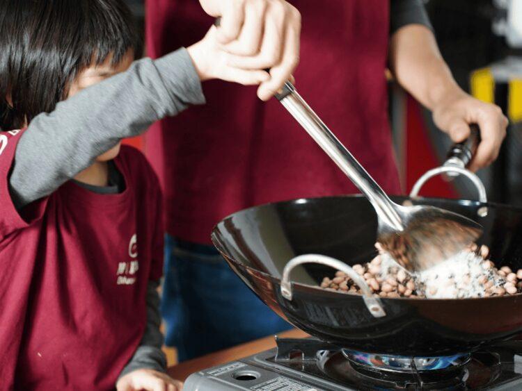 遊客體驗紅烏龍炒花生。（圖／碧蘿園茗茶坊）