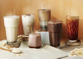 圖說:天氣溜滑梯,清心福全公布冬季熱飲人氣TOP5,左一白韻杏仁奶、中白韻杏仁頂級可可、右一珍珠琥珀黑糖鮮奶、右二頂級可可拿鐵全上榜。(資料來源:清心福全)