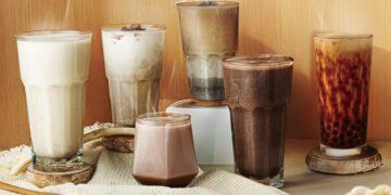 圖說：天氣溜滑梯，清心福全公布冬季熱飲人氣TOP5，左一白韻杏仁奶、中白韻杏仁頂級可可、右一珍珠琥珀黑糖鮮奶、右二頂級可可拿鐵全上榜。（資料來源：清心福全）