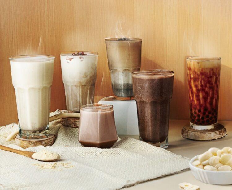 圖說:天氣溜滑梯,清心福全公布冬季熱飲人氣TOP5,左一白韻杏仁奶、中白韻杏仁頂級可可、右一珍珠琥珀黑糖鮮奶、右二頂級可可拿鐵全上榜。(資料來源:清心福全)