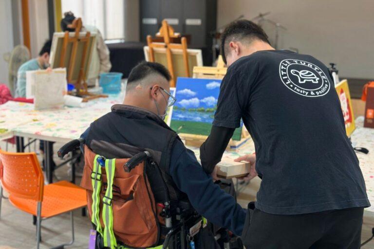 林盟凱老闆贈禮給協會成員(圖源_小烏龜烘培)