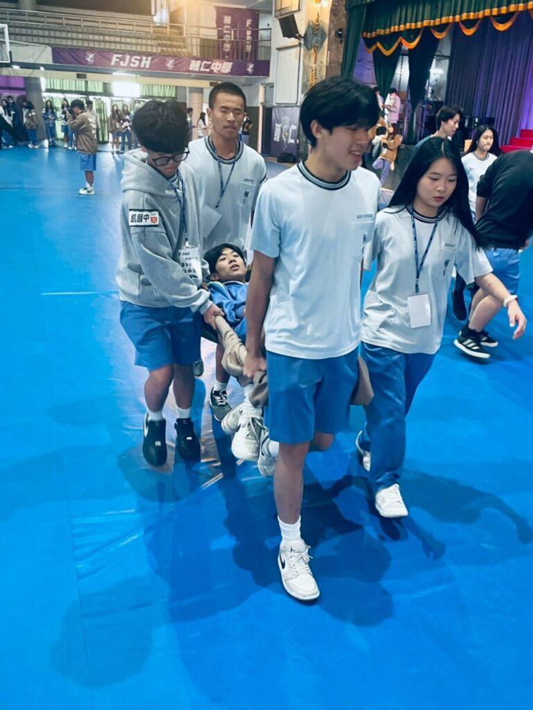 輔仁中學飢餓營隊簡易擔架救援挑戰