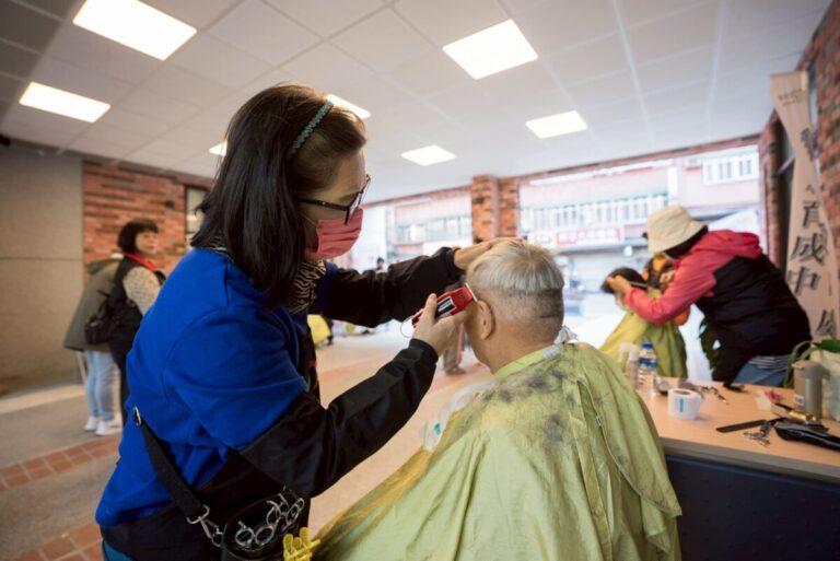 國立空大第3屆「一起送暖 愛不孤單」社區義剪活動