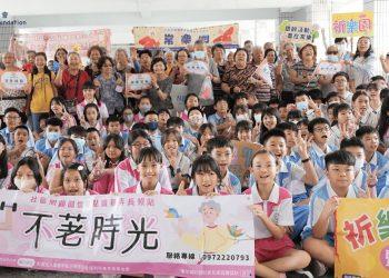 活動圓滿成功！保康基金會執行長、全體長輩與夥伴們留下珍貴的大合照，為跨世代交流畫下完美句點。