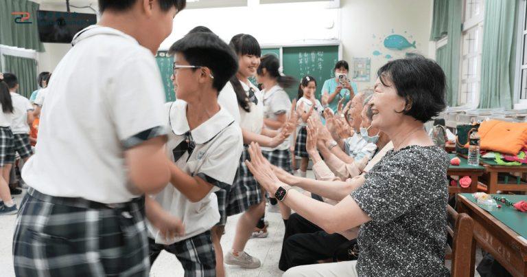保康基金會執行長（右一）親自參與活動，陪伴長輩與年輕學子跨世代互動，現場氣氛溫馨融洽。